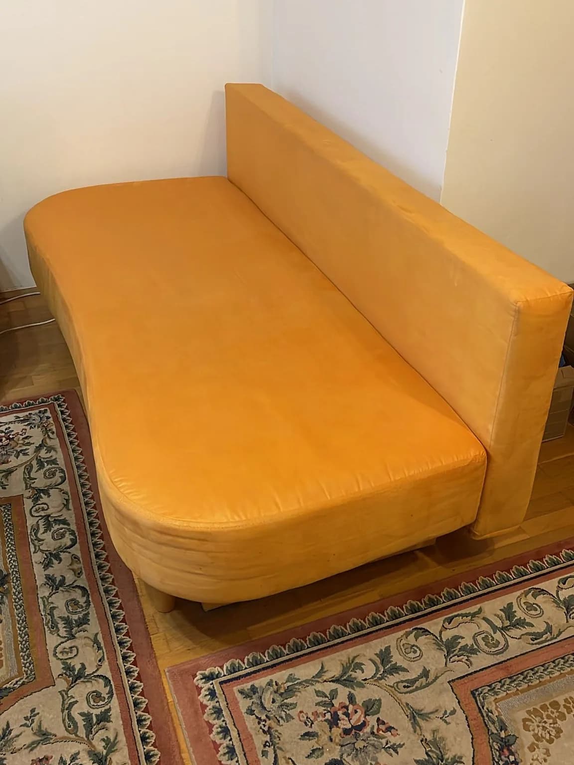 Žltá látková sedačka po hĺbkovom tepovaní